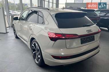 Позашляховик / Кросовер Audi e-tron 2021 в 