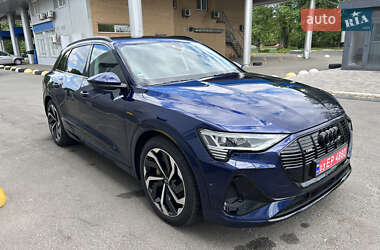 Позашляховик / Кросовер Audi e-tron 2022 в 