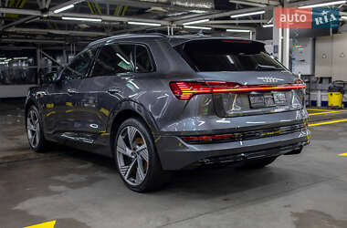 Позашляховик / Кросовер Audi e-tron 2021 в 