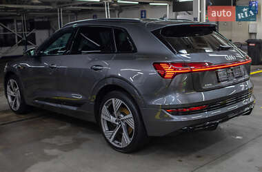 Позашляховик / Кросовер Audi e-tron 2021 в 