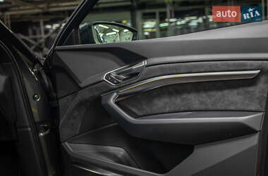 Позашляховик / Кросовер Audi e-tron 2021 в 