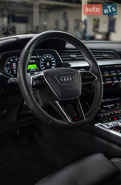 Позашляховик / Кросовер Audi e-tron 2021 в 