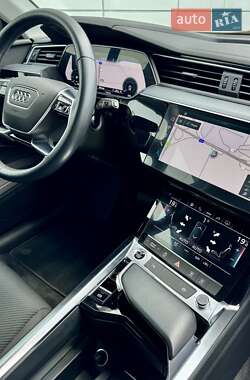 Позашляховик / Кросовер Audi e-tron 2021 в 
