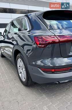 Позашляховик / Кросовер Audi e-tron 2021 в 