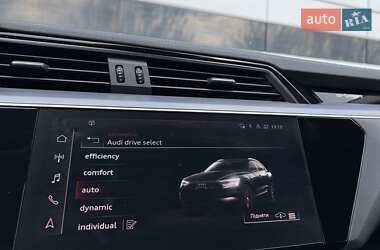 Позашляховик / Кросовер Audi e-tron 2021 в 