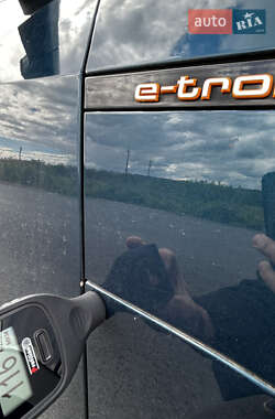 Внедорожник / Кроссовер Audi e-tron 2021 в 