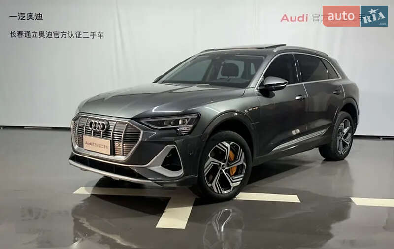 Позашляховик / Кросовер Audi e-tron 2023 в 