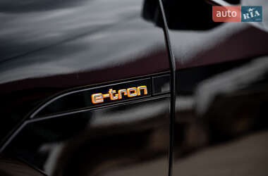 Внедорожник / Кроссовер Audi e-tron 2022 в 