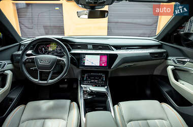 Внедорожник / Кроссовер Audi e-tron 2022 в 
