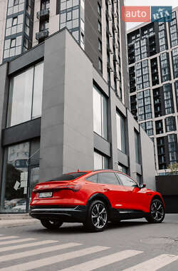 Позашляховик / Кросовер Audi e-tron 2021 в 