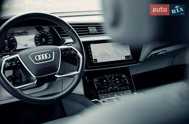 Позашляховик / Кросовер Audi e-tron 2021 в 