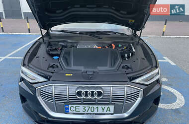 Внедорожник / Кроссовер Audi e-tron 2022 в 