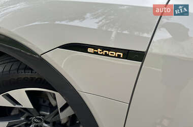 Позашляховик / Кросовер Audi e-tron 2021 в 