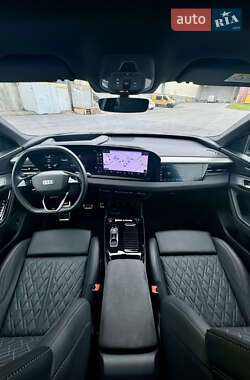 Позашляховик / Кросовер Audi e-tron 2024 в 
