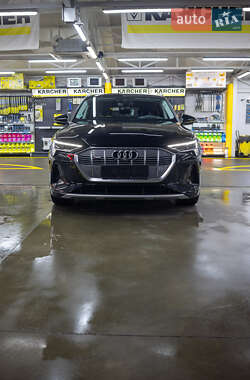 Внедорожник / Кроссовер Audi e-tron 2023 в 
