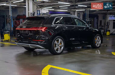 Внедорожник / Кроссовер Audi e-tron 2023 в 