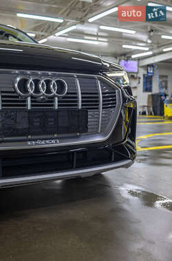 Внедорожник / Кроссовер Audi e-tron 2023 в 
