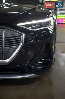 Внедорожник / Кроссовер Audi e-tron 2023 в 