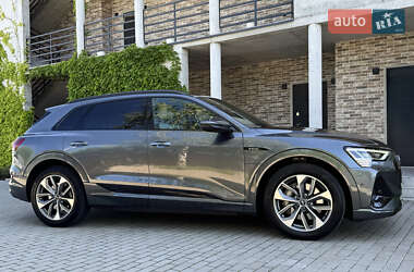 Внедорожник / Кроссовер Audi e-tron 2021 в 
