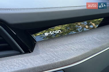 Внедорожник / Кроссовер Audi e-tron 2021 в 