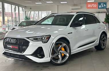 Позашляховик / Кросовер Audi e-tron 2022 в 