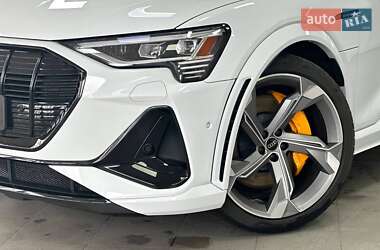 Позашляховик / Кросовер Audi e-tron 2022 в 