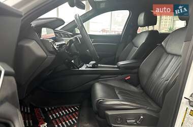 Позашляховик / Кросовер Audi e-tron 2022 в 
