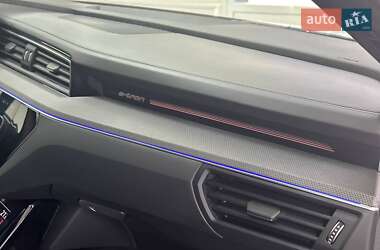 Позашляховик / Кросовер Audi e-tron 2022 в 