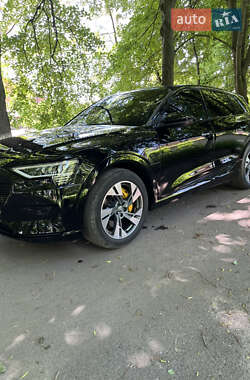 Позашляховик / Кросовер Audi e-tron 2020 в 