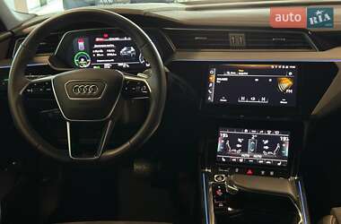 Внедорожник / Кроссовер Audi e-tron 2022 в 