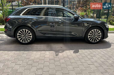 Внедорожник / Кроссовер Audi e-tron 2021 в 
