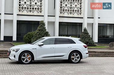 Позашляховик / Кросовер Audi e-tron 2021 в 