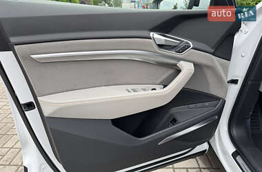 Позашляховик / Кросовер Audi e-tron 2021 в 