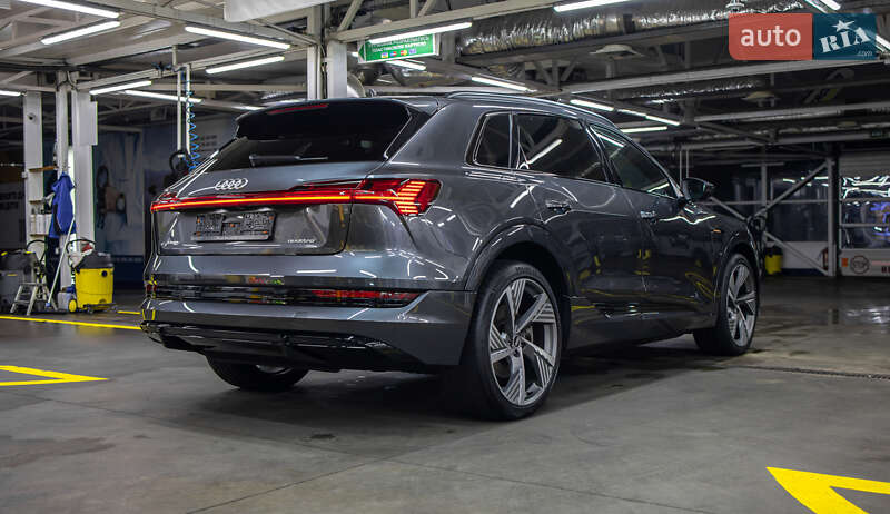 Позашляховик / Кросовер Audi e-tron 2021 в Чернівцях