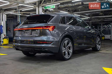 Внедорожник / Кроссовер Audi e-tron 2021 в 