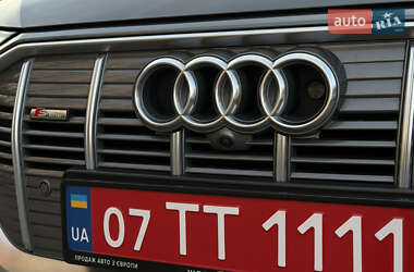 Позашляховик / Кросовер Audi e-tron 2022 в 