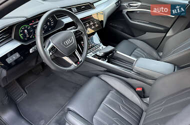 Позашляховик / Кросовер Audi e-tron 2022 в 