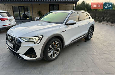 Позашляховик / Кросовер Audi e-tron 2021 в 