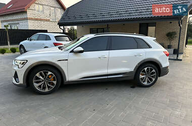 Позашляховик / Кросовер Audi e-tron 2021 в 