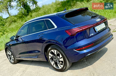 Внедорожник / Кроссовер Audi e-tron 2021 в 