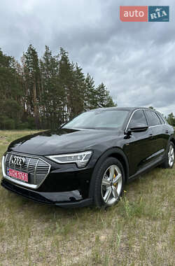 Внедорожник / Кроссовер Audi e-tron 2022 в 