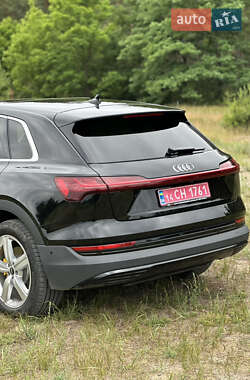 Внедорожник / Кроссовер Audi e-tron 2022 в 