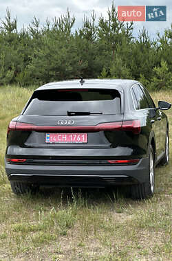 Внедорожник / Кроссовер Audi e-tron 2022 в 