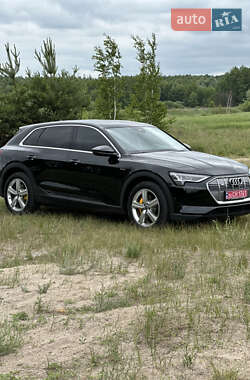 Внедорожник / Кроссовер Audi e-tron 2022 в 
