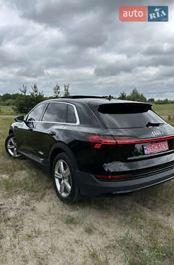 Внедорожник / Кроссовер Audi e-tron 2022 в 