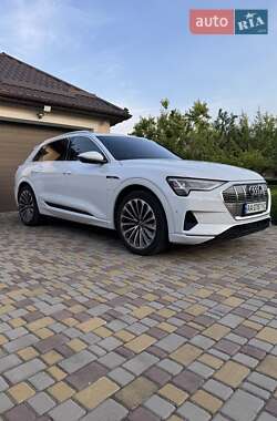 Позашляховик / Кросовер Audi e-tron 2019 в 