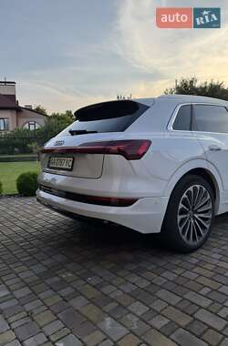 Позашляховик / Кросовер Audi e-tron 2019 в 