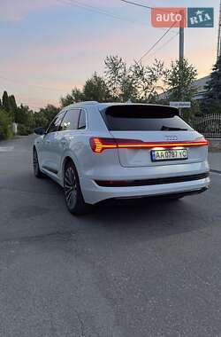 Позашляховик / Кросовер Audi e-tron 2019 в 