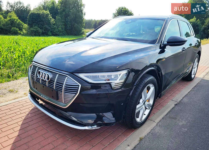 Позашляховик / Кросовер Audi e-tron 2022 в 