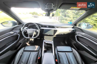 Позашляховик / Кросовер Audi e-tron 2022 в 